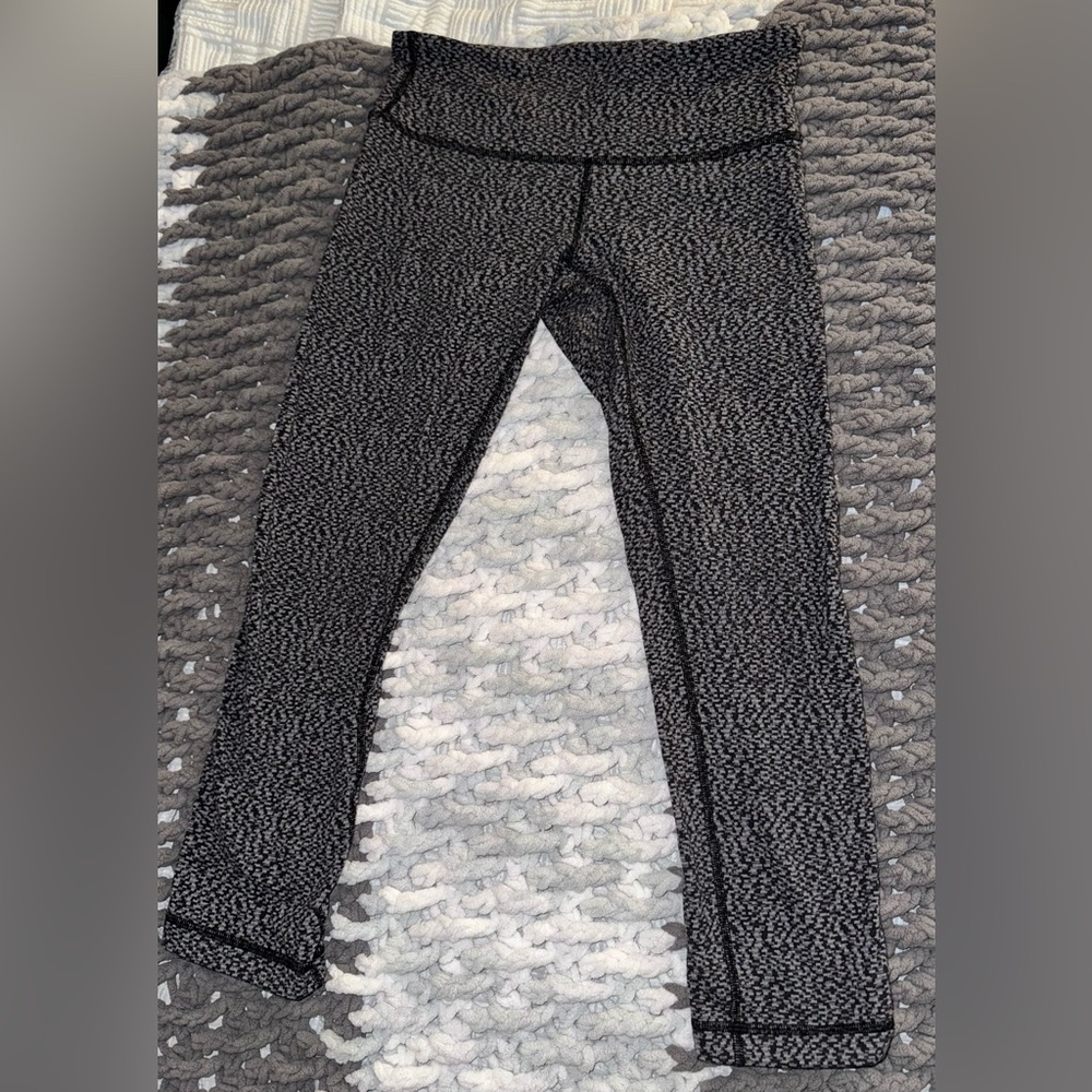 Cute lulu lemon short leggings! Cute, comfy and in good condition